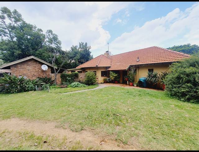 3 BEDROOM EQUESTRIAN PROPERTY FOR SALE IN BLUE HILLS